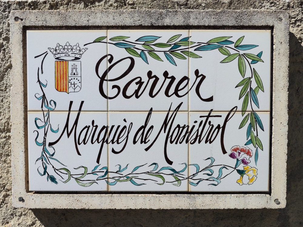 Уличная табличка в Тиане